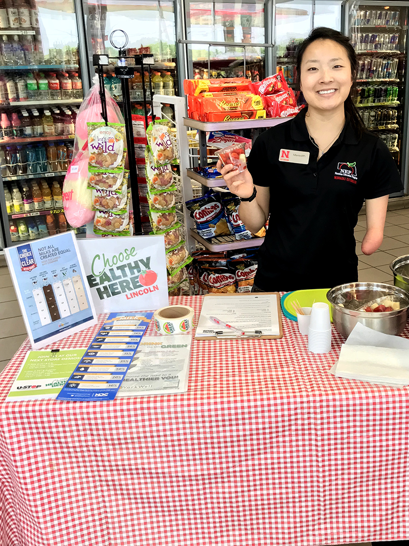 Choose-Healthy-Here-info-booth-at-gas-station-teaching-shoppers-how-to-choose-healthy-affordable-snack-options