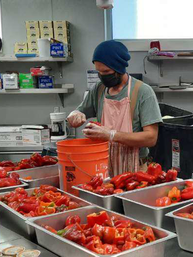 Prepping-red-bell-peppers-in-the-kitchen-for-farm-to-school-program