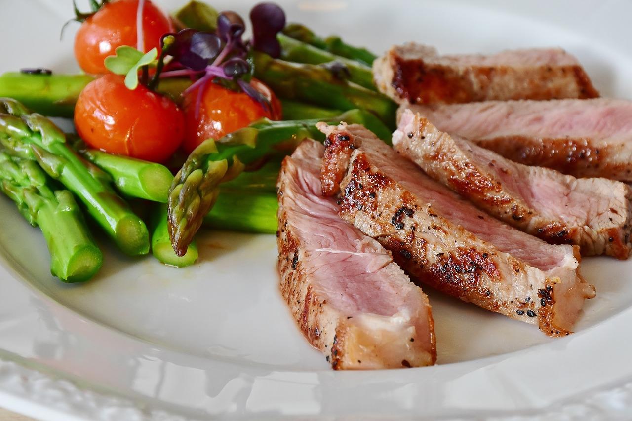 cooked-steak-and-asparagus